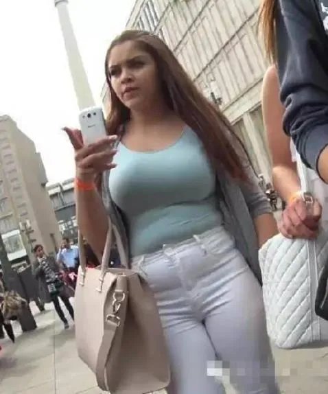 白色紧身衣尴尬图片：女人出门千万不要这样穿（图）