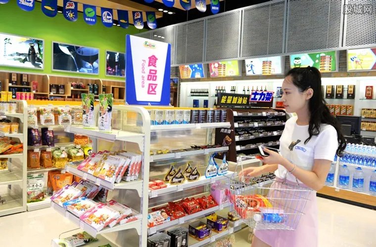 日本便利店店员舔商品 边笑边舔商品包装袋和瓶盖