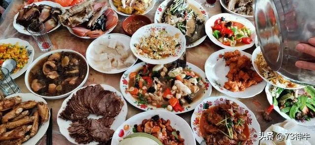 带上女朋友参加领导饭局，领导夹了青椒给女友。这有什么含义吗？