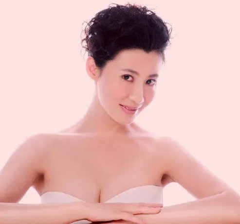 陈炜透视长裙隐隐遮两点 满身钻饰显贵气