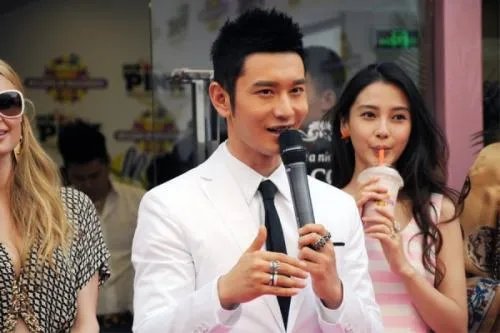 黄晓明晒与家人过年照，为何却不见杨颖和小海绵？