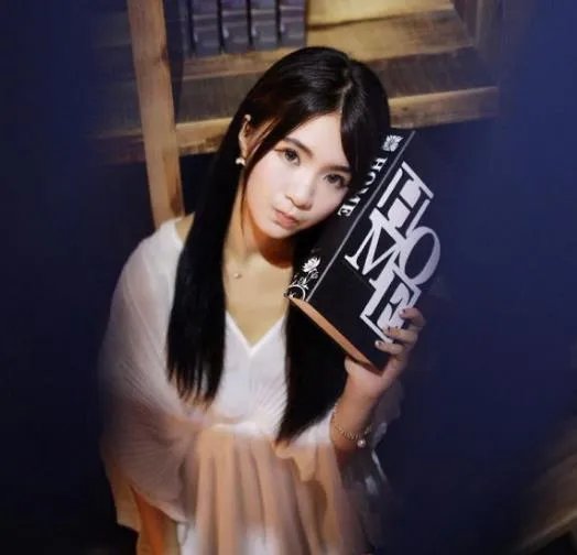 95后萌妹佛系暑假：林舟瑾长相清纯身材好（图）