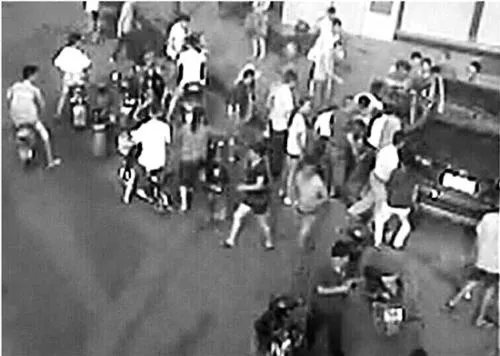 男孩被卷越野车底后路人合力抬车营救,如何有效的教育孩子交通安全?