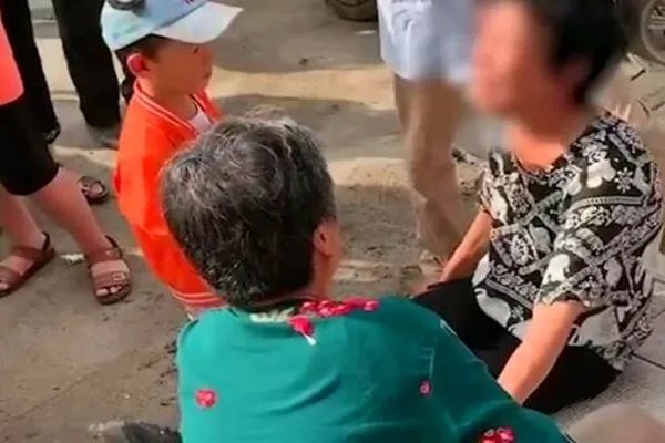 老人卖粮款被偷后绝望大哭，小偷为何如此灭绝人性？