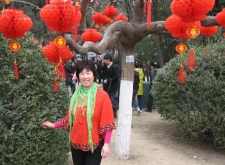 阿姨们照相带7条丝巾,你能接受这种行为吗?