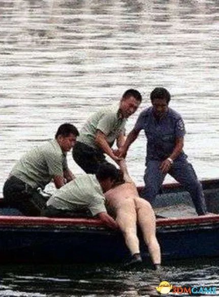 百人围观企业高管全裸跳海 民警救援反被其辱骂