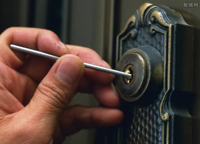 男子专偷广场舞大妈 大妈跳舞太忘情被男子盗窃