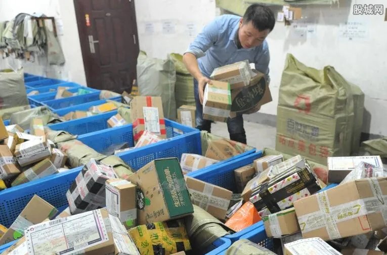 男孩寒冬送快递 送快递一个月多少钱