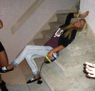 女孩醉酒吞下汤勺：回顾真相经过令人震惊又可怕