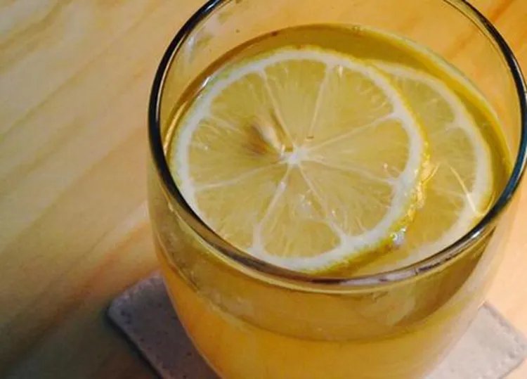 鲜柠檬片泡水的功效与作用