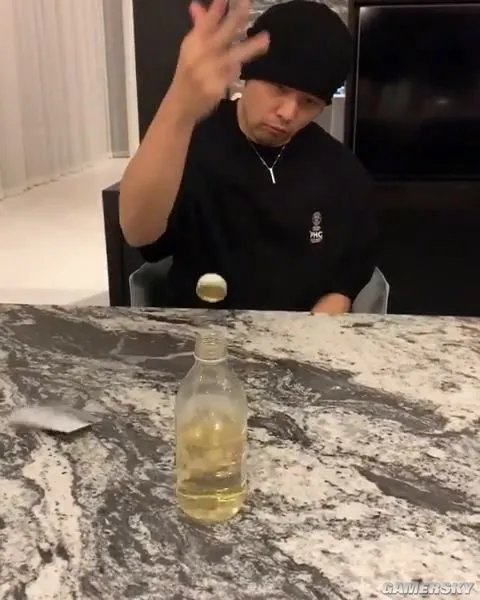 周杰伦晒“瓶盖挑战”视频 帅气飞银行卡削落瓶盖