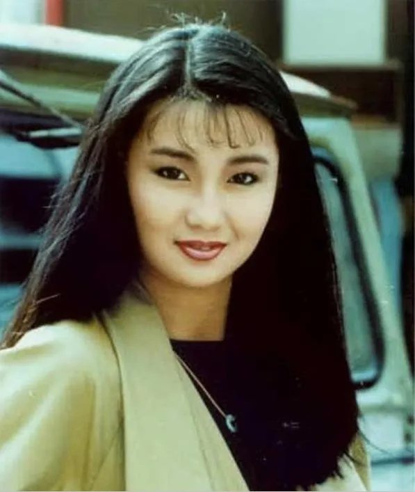 54岁张曼玉逛地摊：张曼玉现状与昔日魅力回顾