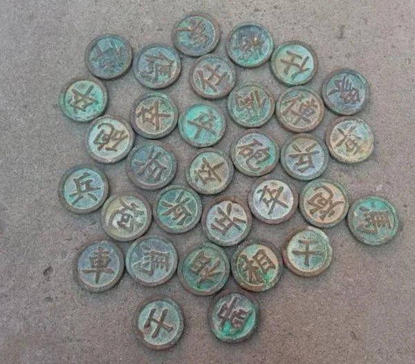 中国象棋中两方棋子为什么有区别？？