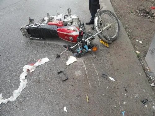 泸州一无证摩托司机遇查拒检撞翻交警,不顾摔倒在地妻儿拔腿就跑,你怎么看?