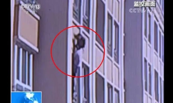 短袖哥勇救男童详情过程画面:正所谓远亲不如近邻