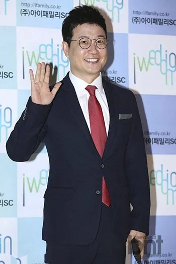 韩国蒙面歌王主持人金成柱 因眼疾恶化停止工作