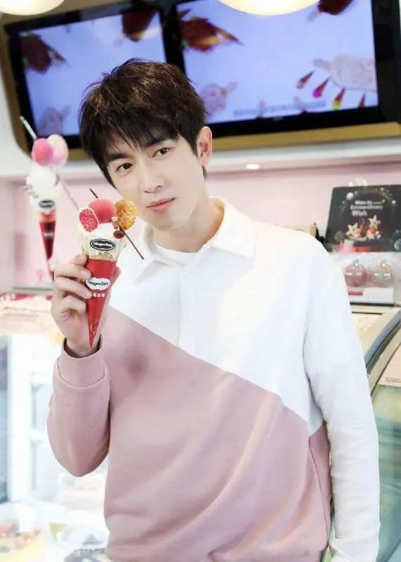 为赵又廷庆生竟然发展到征集丑照,林更新曝光度不大为何人气不减?