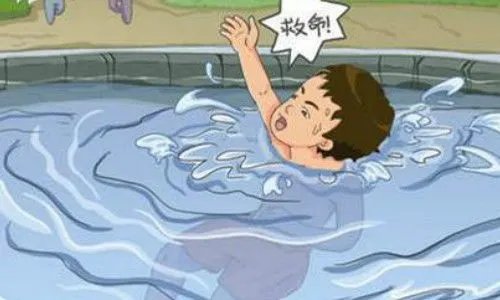 女孩落水冷静漂浮自救，她是如何落水的呢？