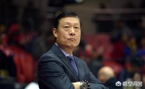 新疆队在一个月前辟谣李秋平离任，现在又官宣李秋平离任，这是为什么？