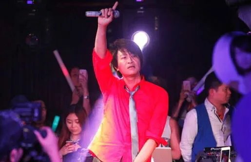 游鸿明新歌遭遇大曝光  一代歌王新专辑销量领先