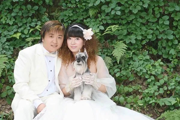 雪纳瑞三口之家事件 靠着夫人秀身材走红