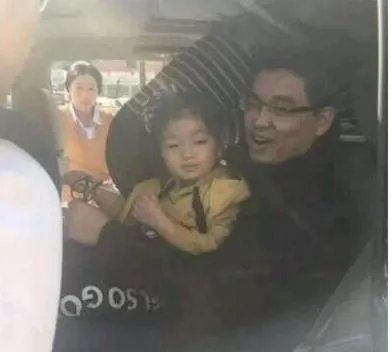 阿拉蕾(崔雅涵)是谁的女儿?