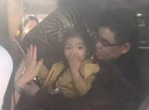 阿拉蕾(崔雅涵)是谁的女儿?