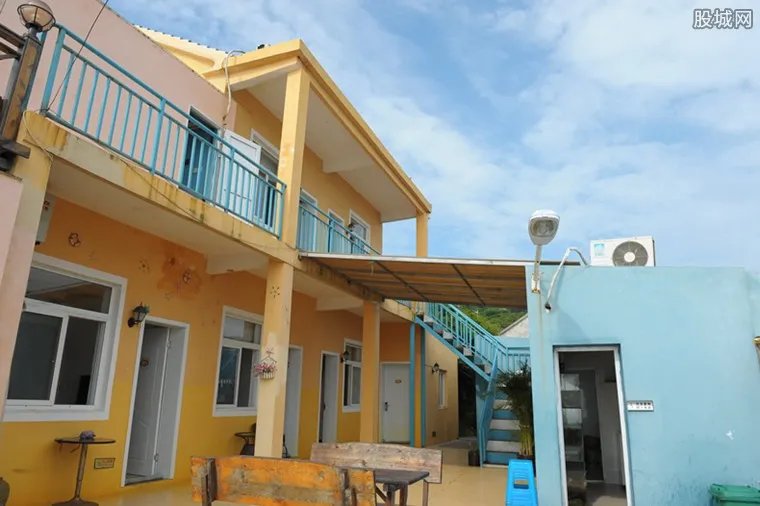 女房客报复民宿 因不给中途退房费损坏房间内的物品