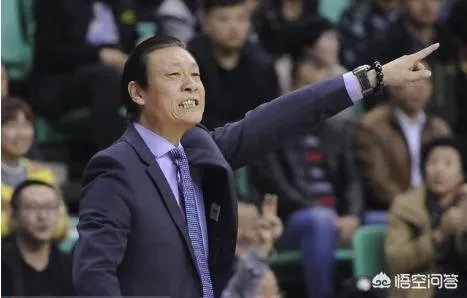 新疆队在一个月前辟谣李秋平离任，现在又官宣李秋平离任，这是为什么？