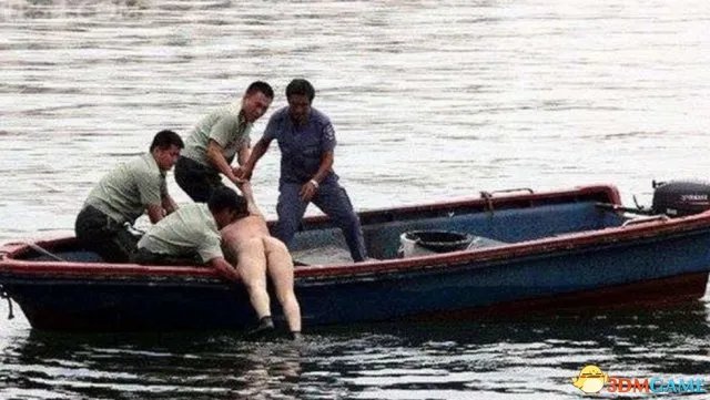 百人围观企业高管全裸跳海 民警救援反被其辱骂