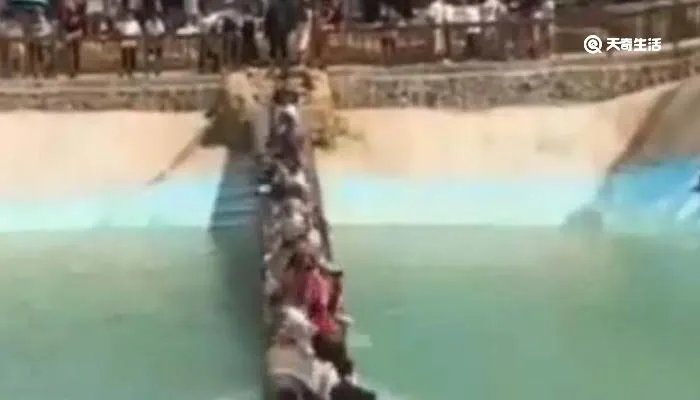 湖南一网红吊桥断裂20余人落水，男孩“神回头”躲过一劫