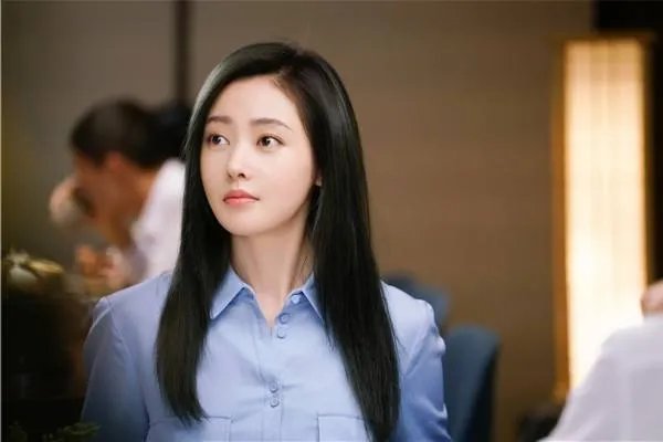 浮出水面后全场惊艳了,张天爱的“西装泳衣”为什么火了?