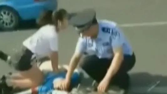 怀孕护士跪地急救什么情况?