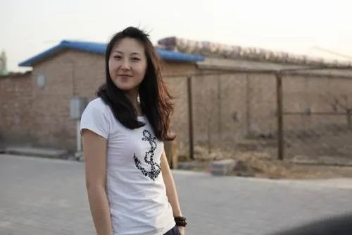 阿姨们照相带7条丝巾,你能接受这种行为吗?