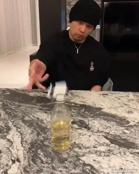 周杰伦晒“瓶盖挑战”视频 帅气飞银行卡削落瓶盖