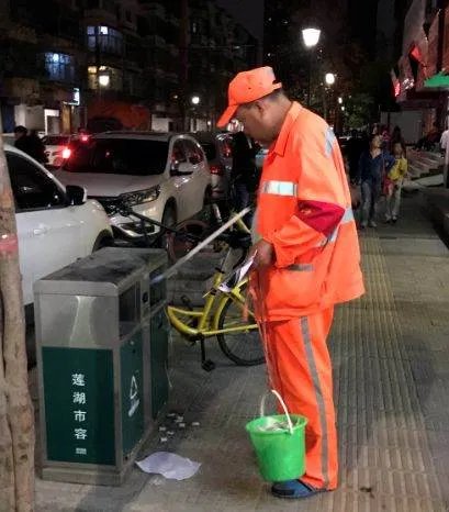 西安保洁员因烟头没捡干净被罚半个月工资了吗？