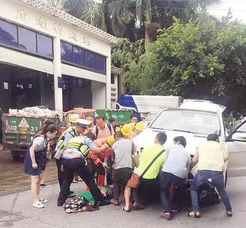 男孩被卷越野车底后路人合力抬车营救,如何有效的教育孩子交通安全?