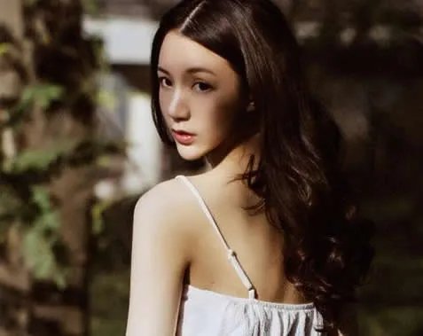 95后萌妹佛系暑假：林舟瑾长相清纯身材好（图）