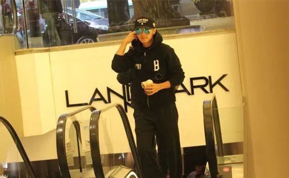 谢霆锋潮装现身帅气十足  曝婚事将近不断努力造人