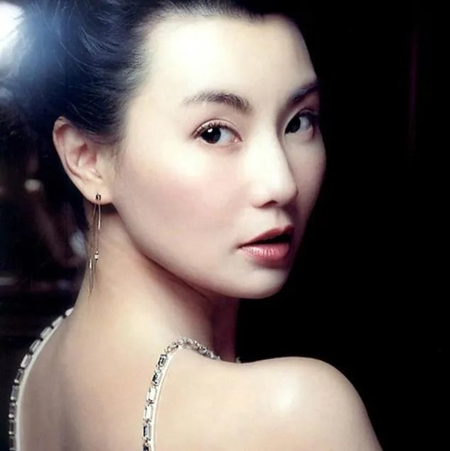 54岁张曼玉逛地摊：张曼玉现状与昔日魅力回顾