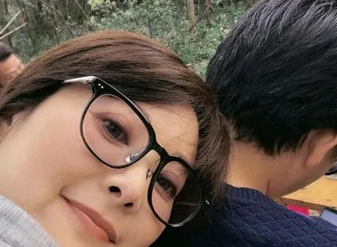 袁立三婚晒合影照正面照，与小11岁老公对比明显