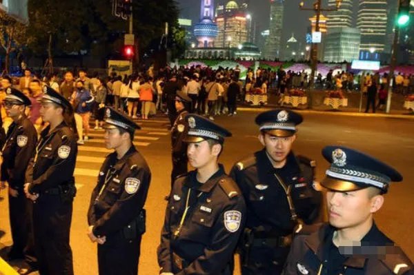 上海外滩现拉链式人墙，究竟是怎么回事？