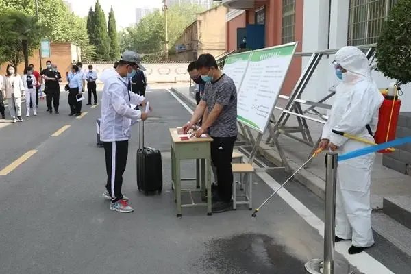 张文宏说在未来抗疫要有三个武器，你认可他的这一观点吗？