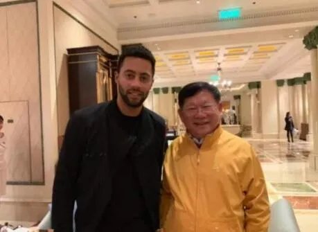 登贝莱与张力合影 两人心情都不错