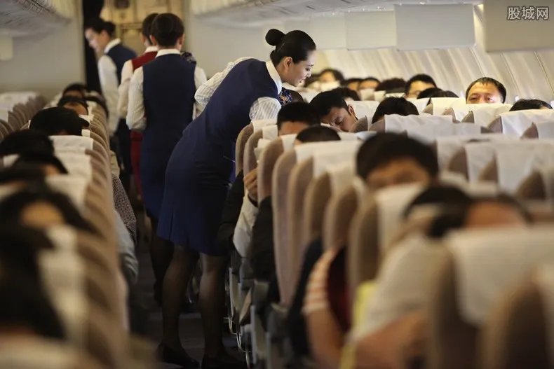 空姐被安排陪睡老总？东航回应：不雅聊天事件是谣言