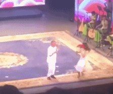 赵本山遭粉丝强抱详情过程：猝不及防（动态画面）