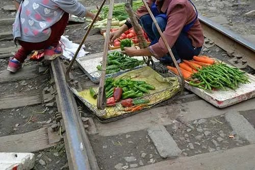 你如何看待贵州遵义出现“铁路菜市”这种现象？