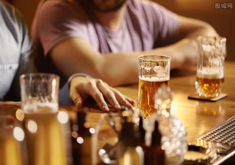 大学老师耍酒疯丢饭碗 掏出水果刀狂追领导乱砍