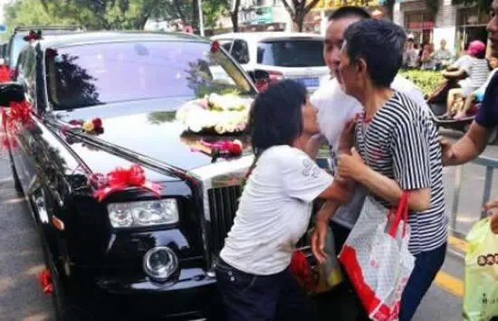 新人婚礼途中被村民拦车要烟 究竟是图热闹还是敲诈勒索