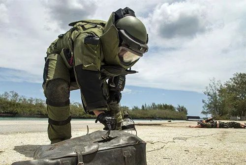 美国军事基地爆炸是蓄意袭击吗  军事人员的生命危在旦夕